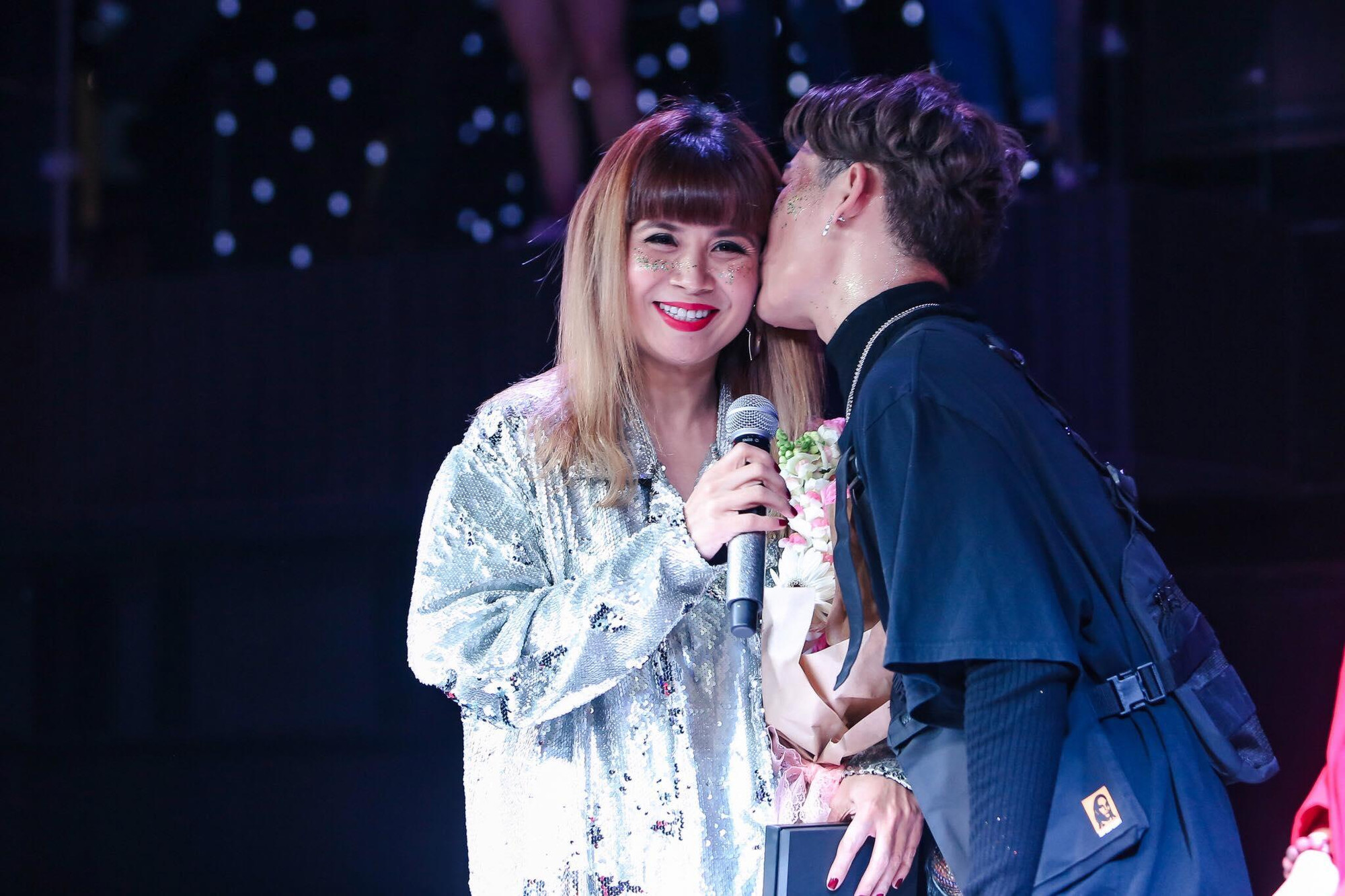 Ali Hoàng Dương hôn nhạc sĩ Lưu Thiên Hương trên sân khấu thay lời cảm ơn Ali Hoàng Dương hôn nhạc sĩ Lưu Thiên Hương trên sân khấu thay lời cảm ơn