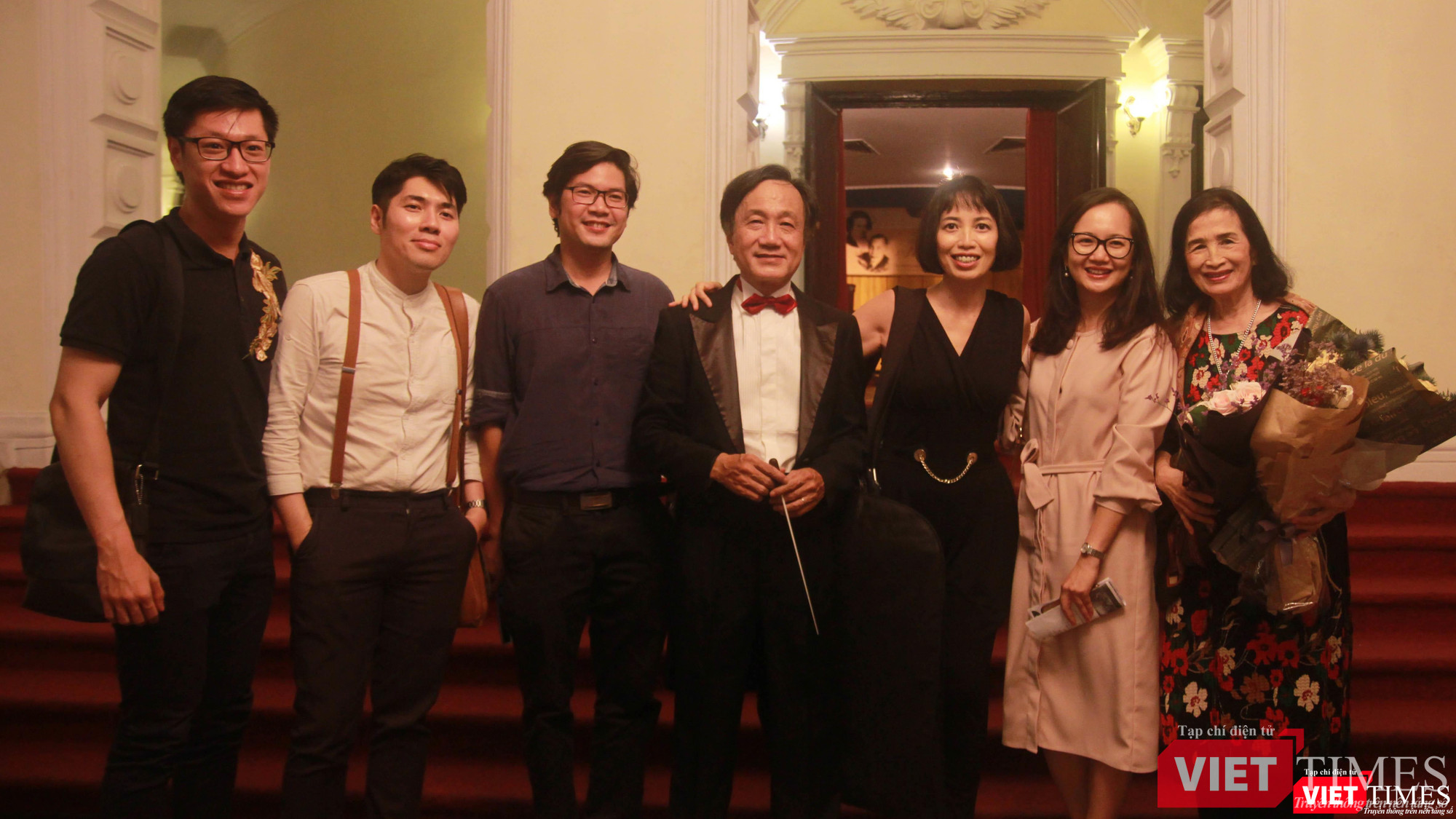 Nhạc trưởng Trần Vương Thạch (giữa) và nghệ sĩ Bích Trà sau đêm diễn