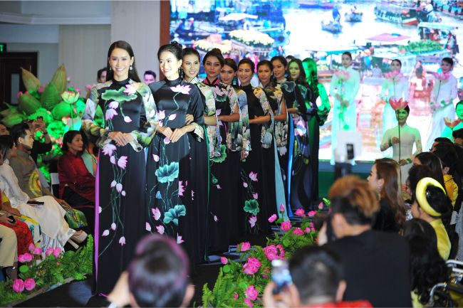 Trình diễn áo dài lộng lẫy tại buổi lễ công bố chương trình