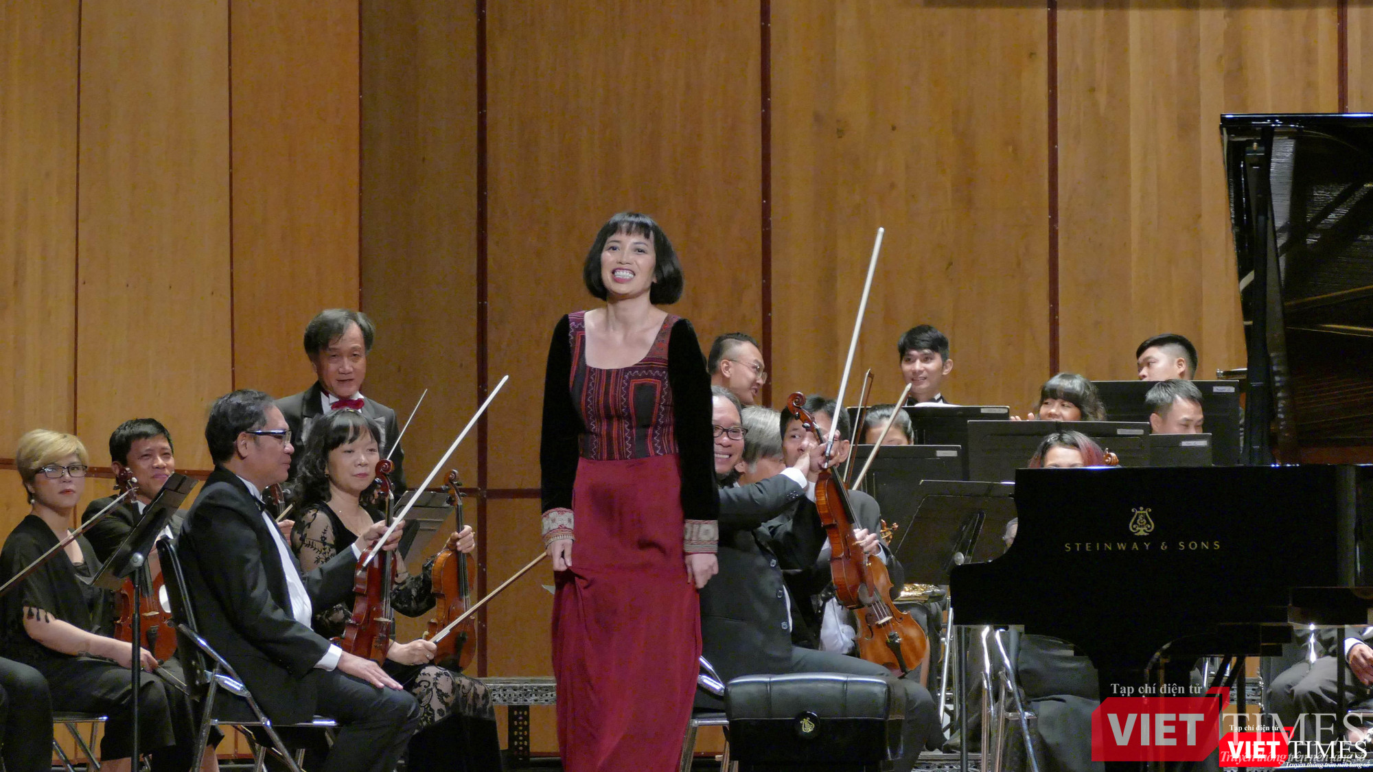 Nghệ sĩ Bích Trà đón nhận những tràng pháo tay không dứt của khán giả