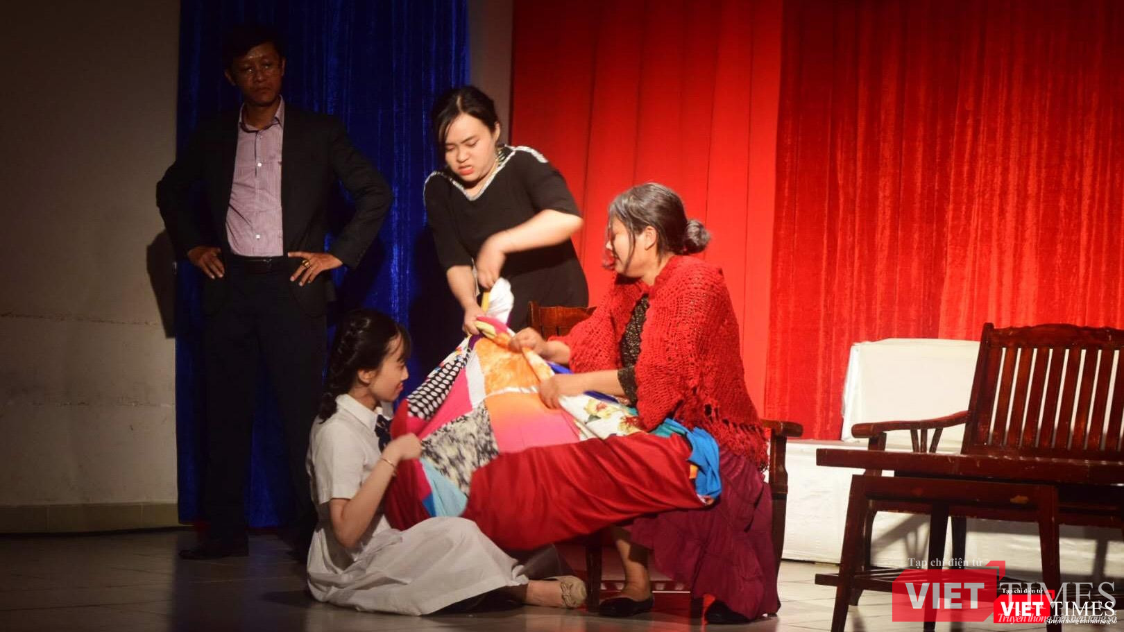 Chỉ có đứa cháu gái nhỏ là hiểu được đời sống nội tâm của bà ngoại Chỉ có đứa cháu gái nhỏ là hiểu được đời sống nội tâm của bà ngoại