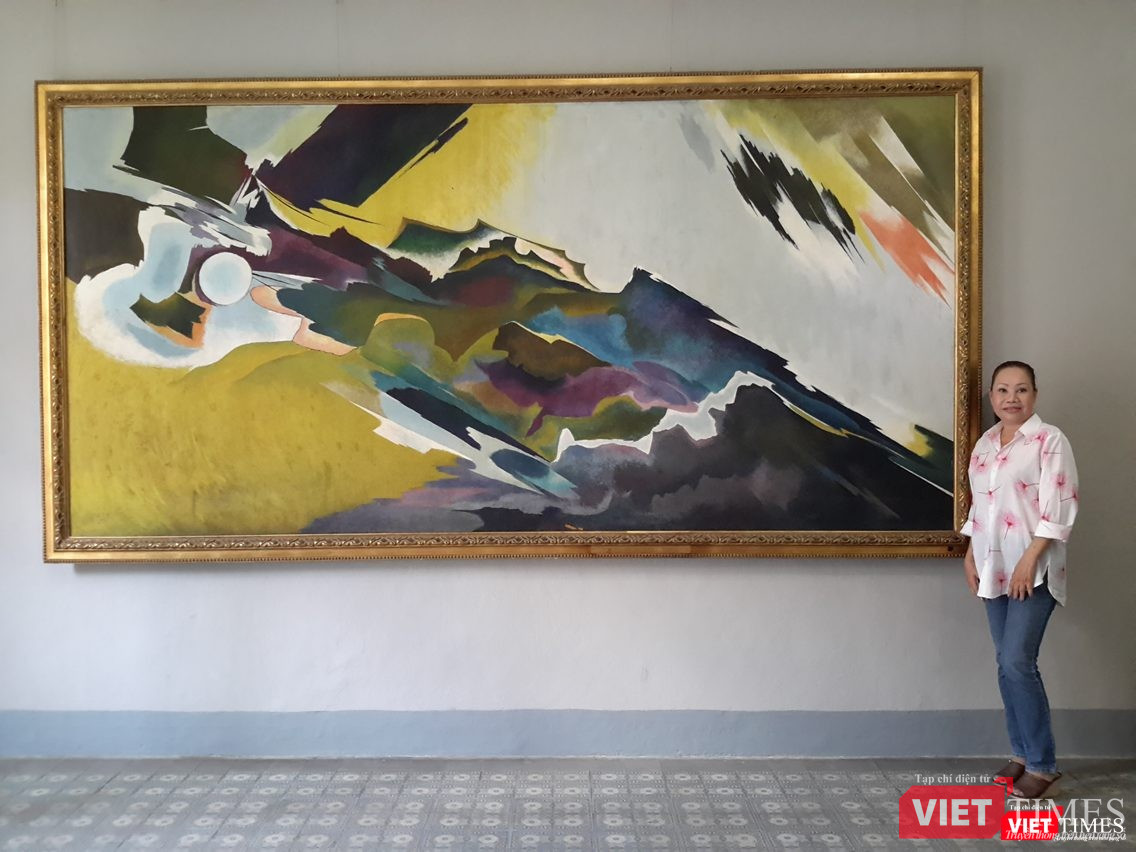 Bà Tạ Thùy Châu - con gái của họa sĩ Tạ Tỵ bên bức tranh của cha mình, đang được lưu giữ tại bảo tàng Mỹ thuật TP.HCM Bà Tạ Thùy Châu - con gái của họa sĩ Tạ Tỵ bên bức tranh của cha mình, đang được lưu giữ tại bảo tàng Mỹ thuật TP.HCM