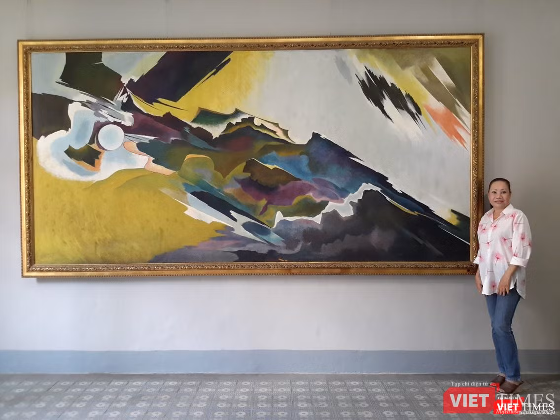 Bà Tạ Thùy Châu - con gái của họa sĩ Tạ Tỵ bên bức tranh của cha mình, đang được lưu giữ tại bảo tàng Mỹ thuật TP.HCM
