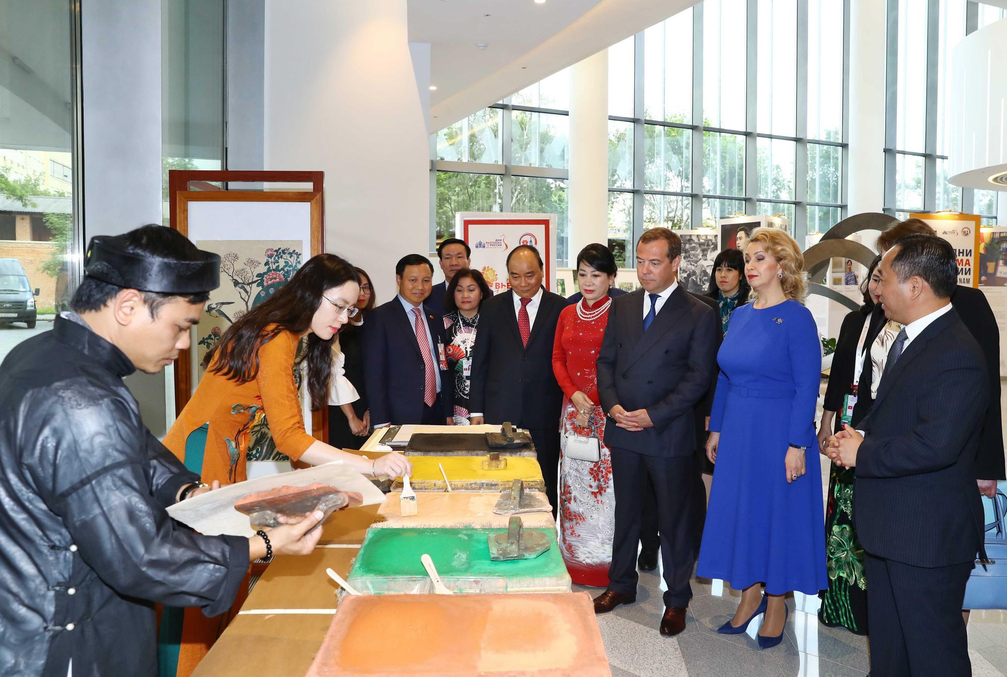 Thủ tướng Nguyễn Xuân Phúc, Thủ tướng Dmitri Medvedev cùng phu nhân thưởng lãm tranh Đông Hồ và quá trình nghệ nhân in bức tranh “Vinh hoa” (ảnh: TTXVN) Thủ tướng Nguyễn Xuân Phúc, Thủ tướng Dmitri Medvedev cùng phu nhân thưởng lãm tranh Đông Hồ và quá trình nghệ nhân in bức tranh “Vinh hoa” (ảnh: TTXVN)