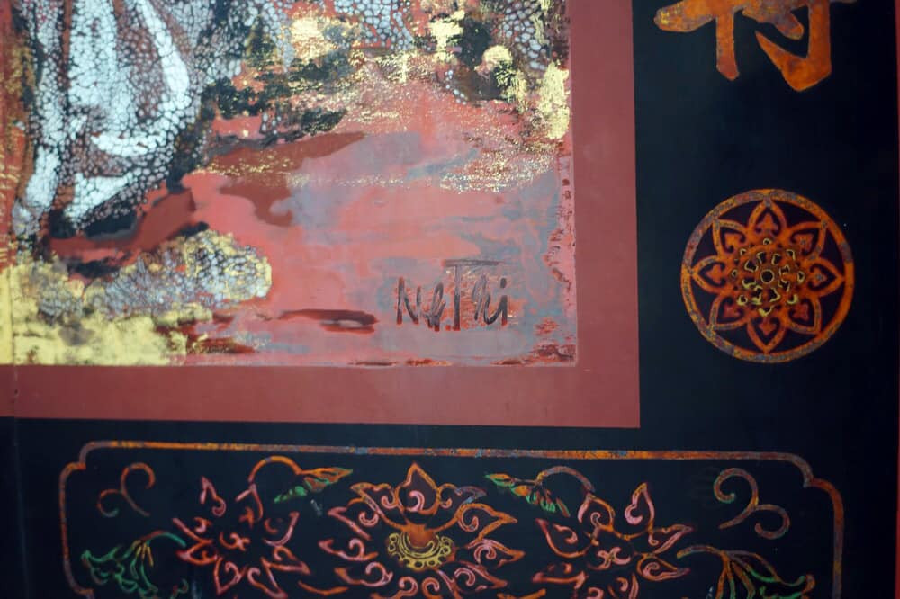 Phần chữ ký của danh họa Nguyễn Gia Trí trên bức tranh bảo vật quốc gia, khu vực xung quanh có rất nhiều vàng