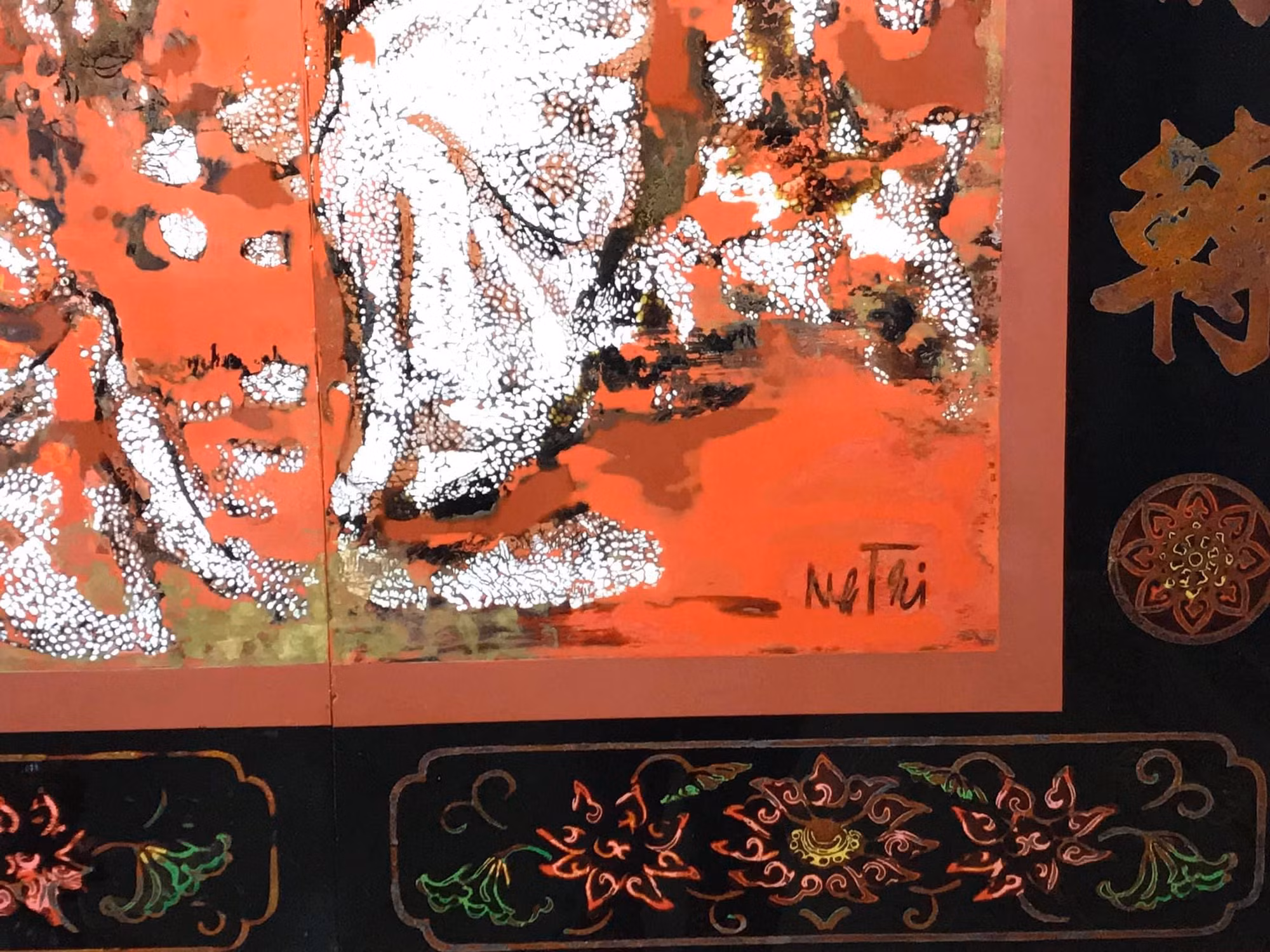 Góc tranh có chữ ký sau khi bị làm hỏng đã bay mất hết vàng, phần màu sắc trở nên thô kệch, đối lập, nhiều màu bị trơ