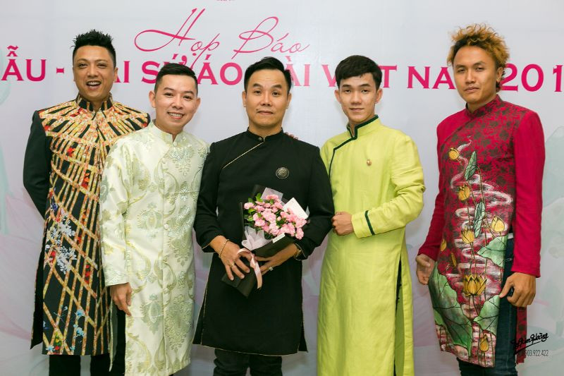 Nhà thiết kế Việt Hùng (giữa) cùng với các đại sứ chương trình