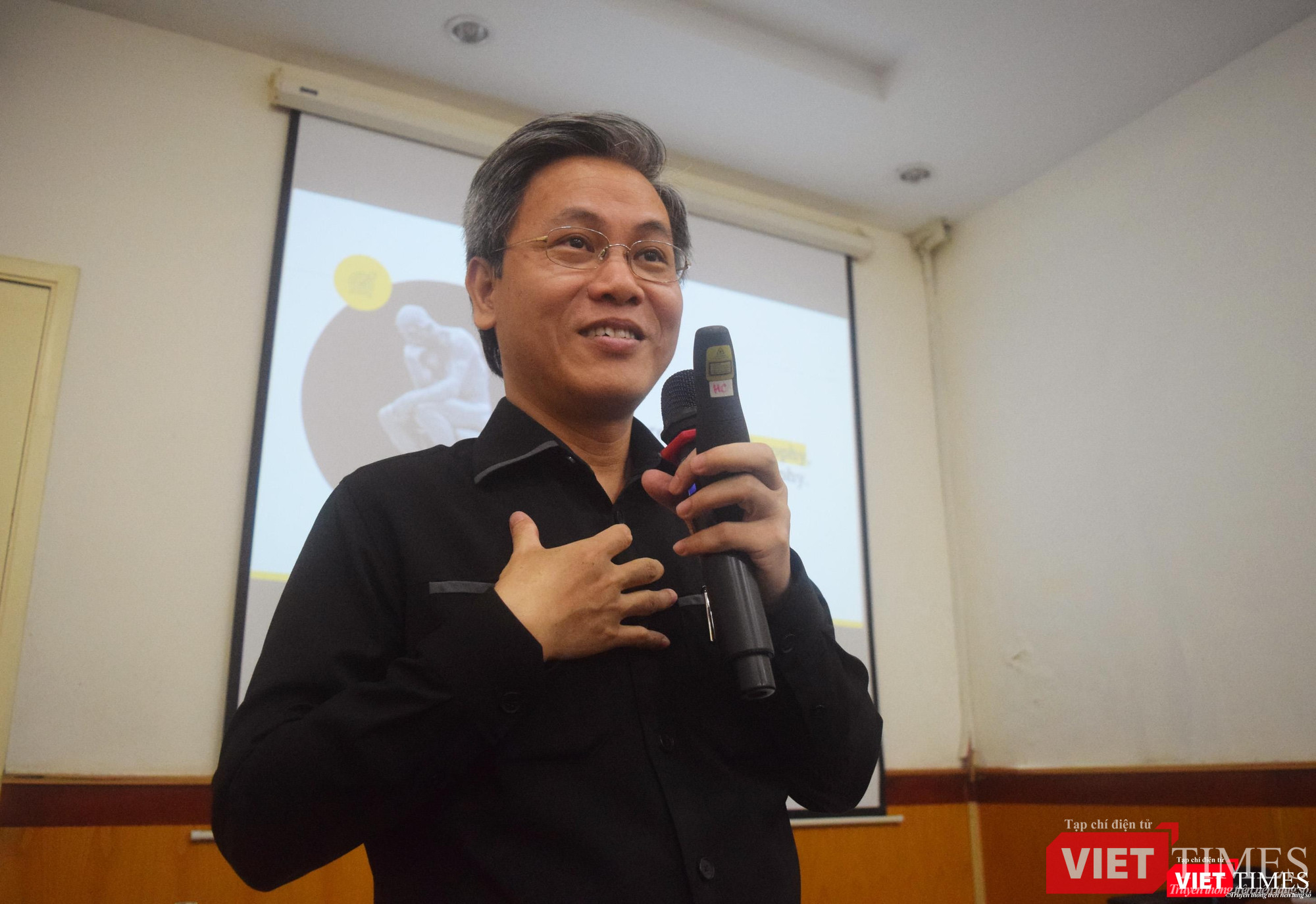 Nhà hoạt động giáo dục Giản Tư Trung trao đổi tại buổi tọa đàm sáng 22/5 Nhà hoạt động giáo dục Giản Tư Trung trao đổi tại buổi tọa đàm sáng 22/5