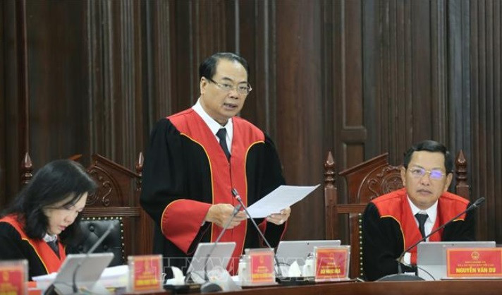 Thẩm phán Bùi Ngọc Hòa đã trình bày tờ trình về vụ án. Ảnh: TTXVN Thẩm phán Bùi Ngọc Hòa đã trình bày tờ trình về vụ án.