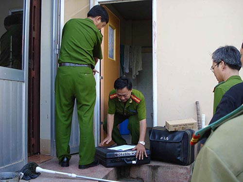 Cơ quan công an khám nghiệm hiện trường vụ án Hồ Duy Hải sát hại 2 nhân viên bưu điện Ảnh: nguoilaodong Cơ quan công an khám nghiệm hiện trường vụ án Hồ Duy Hải sát hại 2 nhân viên bưu điện Ảnh: nguoilaodong