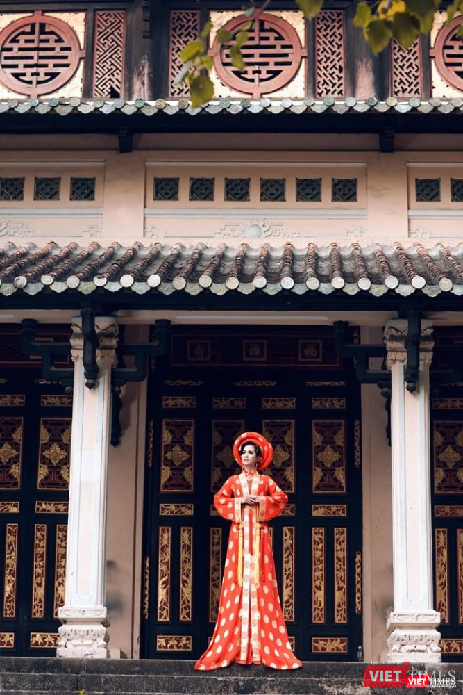 Thùy Trang trong áo dài 