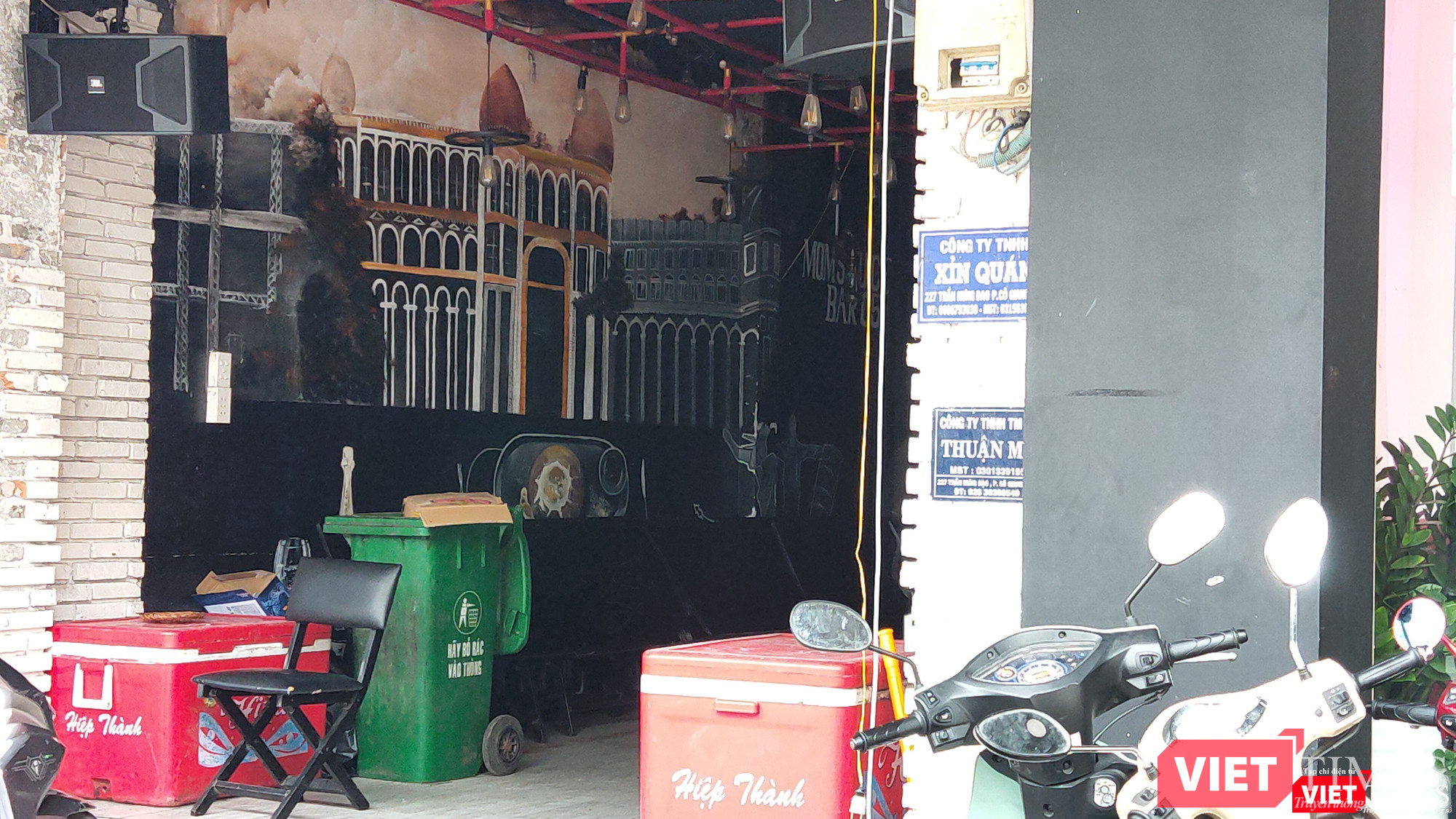 Xỉn quán trên đường Trần Hưng Đạo hiện tại vẫn chưa thể mở cửa trở lại (Ảnh: H.B) 