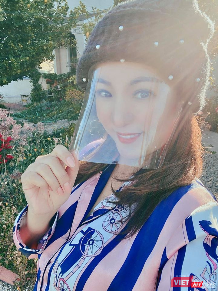 Nghệ sĩ Thúy Nga tự làm nón bảo hiểm phòng COVID-19 