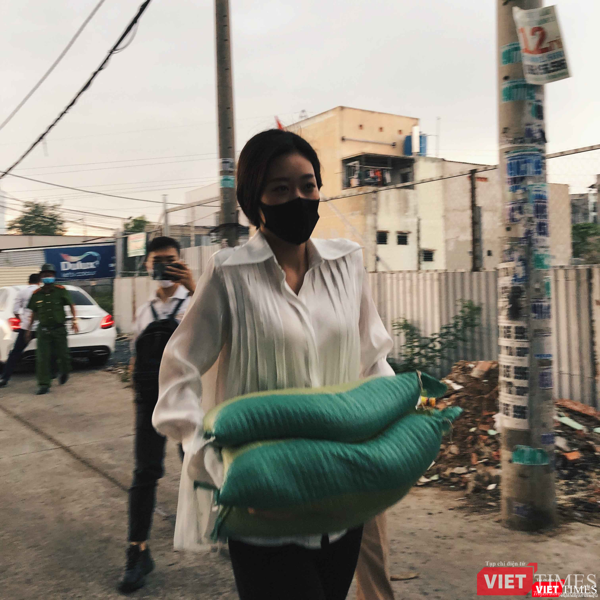 Hoa hậu Khánh Vân tận tay trao quà cho dân nghèo 