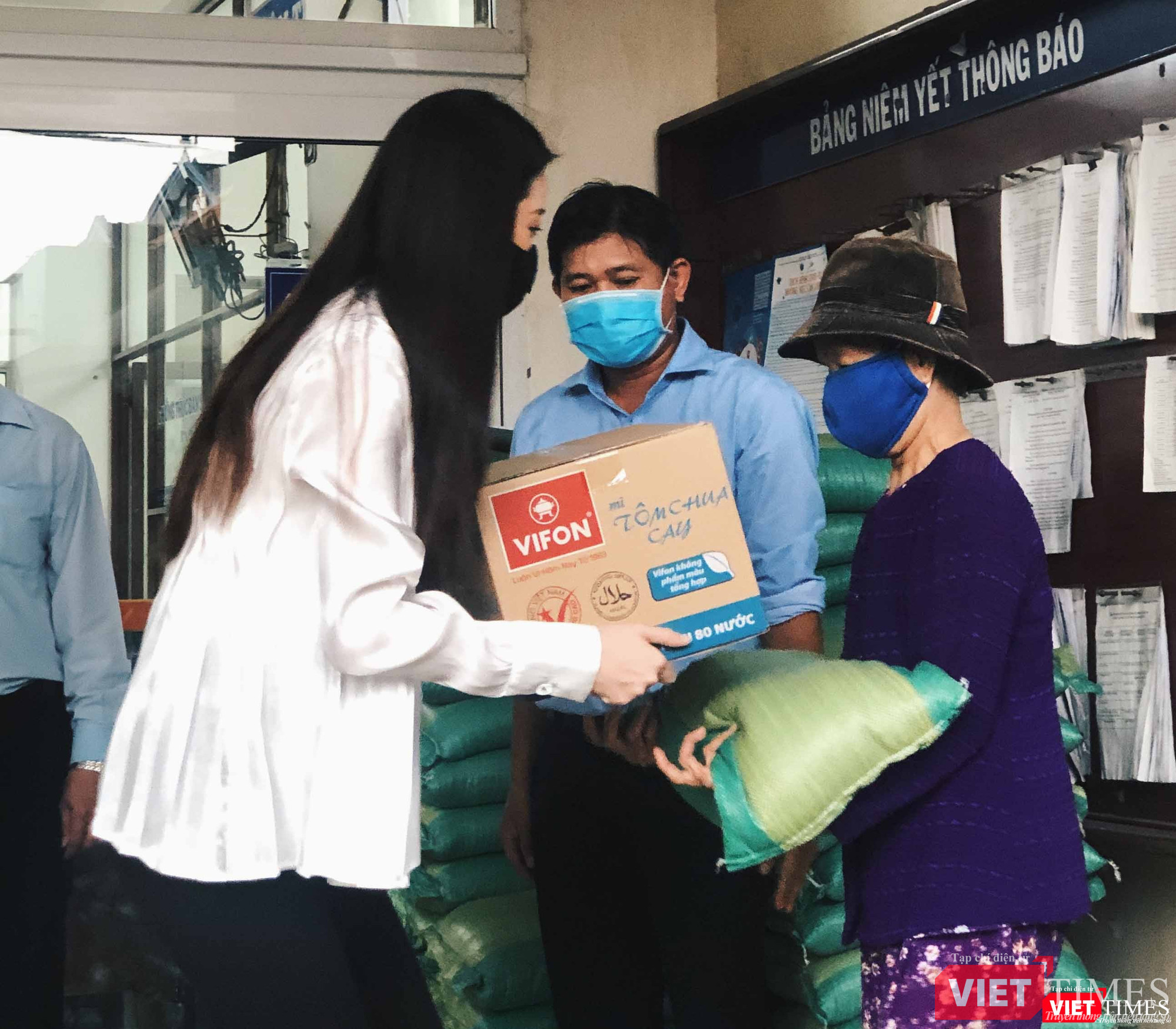 Người dân có hoàn cảnh khó khăn xúc động nhận quà của Hoa hậu 
