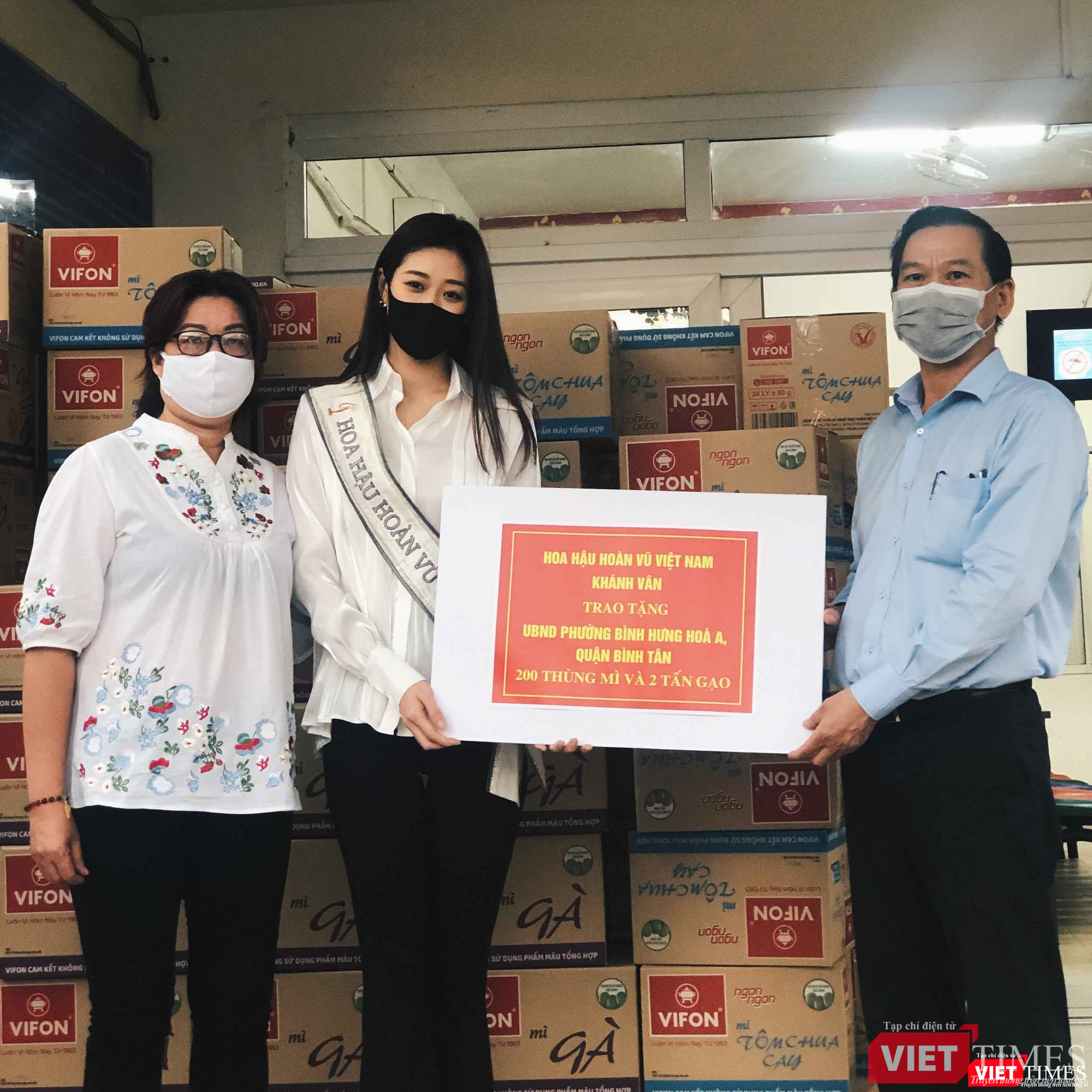 Mẹ luôn đồng hành cùng con gái hoa hậu