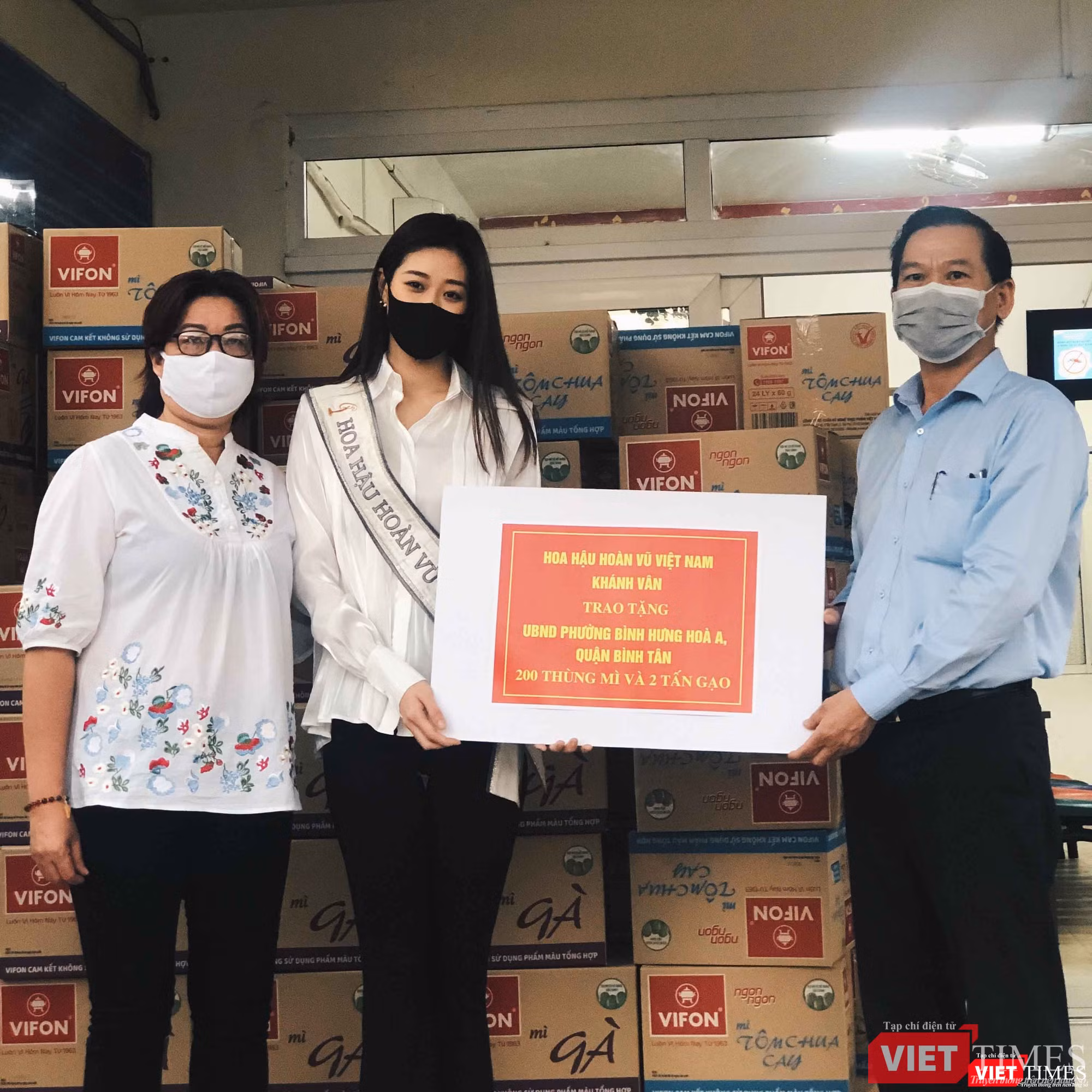 Mẹ luôn đồng hành cùng con gái hoa hậu