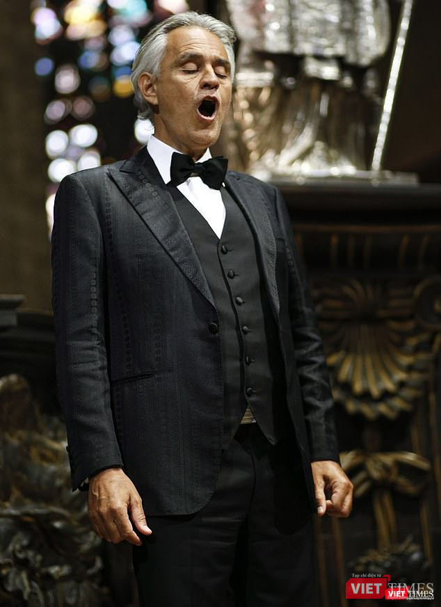 Danh ca Andrea Bocelli trình diễn trong giáo đường, chỉ có một nhạc công đệm đàn
