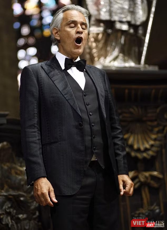 Danh ca Andrea Bocelli trình diễn trong giáo đường, chỉ có một nhạc công đệm đàn