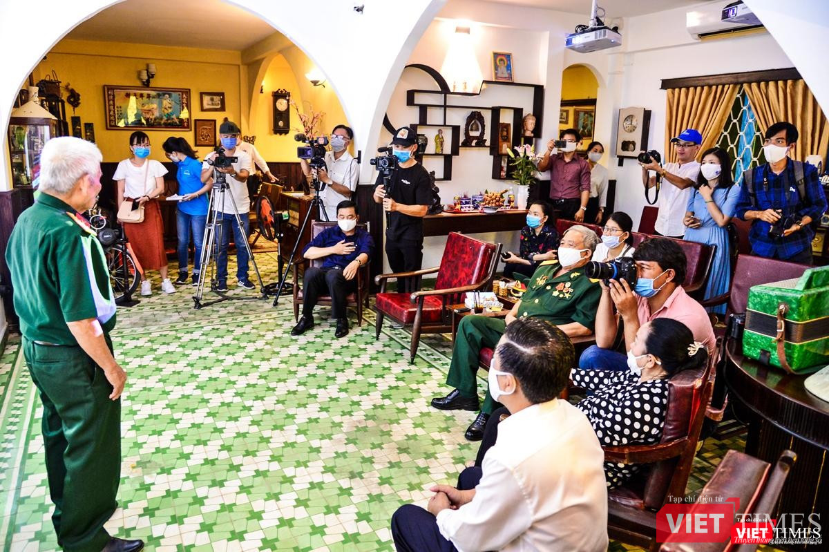 Khách xem phim giới thiệu về lực lượng Biệt động Sài Gòn, nghe thuyết minh về chương trình Khách xem phim giới thiệu về lực lượng Biệt động Sài Gòn, nghe thuyết minh về chương trình