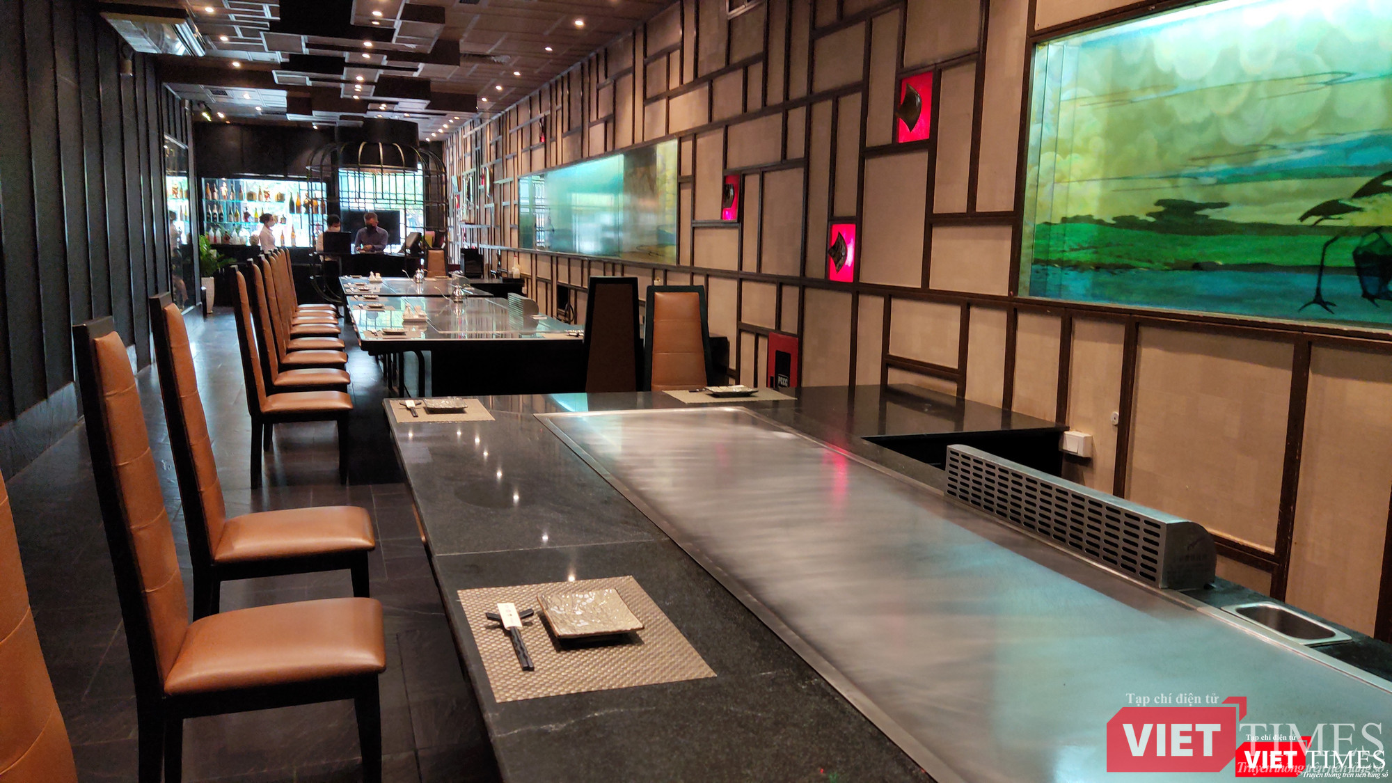 Nhà hàng Nhật trên phố Nguyễn Huệ vừa mở lại, vắng tanh chỉ có vài người khách (Ảnh: Hòa Bình) 