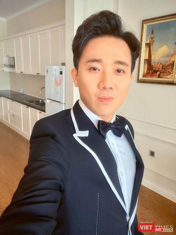 Trấn Thành xuất hiện trong nhà vẫn chỉnh tề như ngoài đường (Ảnh trên trang cá nhân của Trấn Thành) MC Trấn Thành xuất hiện trong nhà vẫn chỉnh tề như ngoài đường