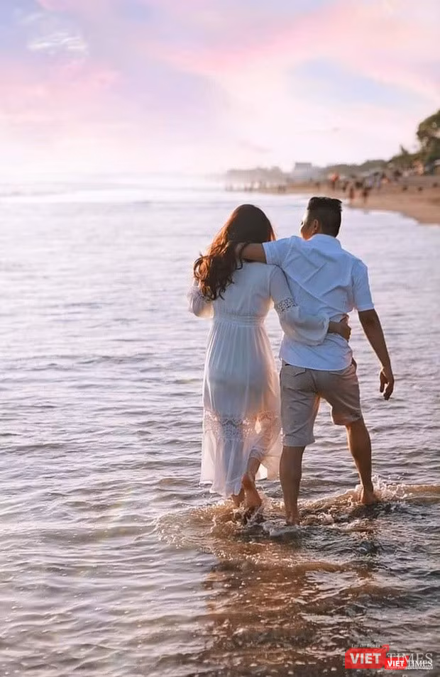 Vợ chồng Bảo Thy đi dạo biển 