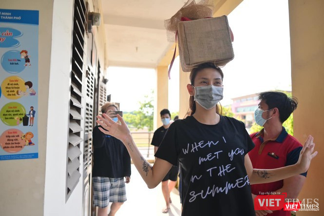 Siêu mẫu Võ Hoàng Yến gõ cửa từng phòng trong khu cách ly kêu gọi quyên góp chống dịch