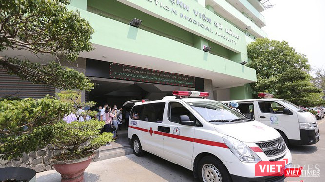 Xe đưa ca bệnh 22 xuất viện cùng 2 bệnh nhân khác hôm 27/3 tại Đà Nẵng (Ảnh: Hồ Xuân Mai) 