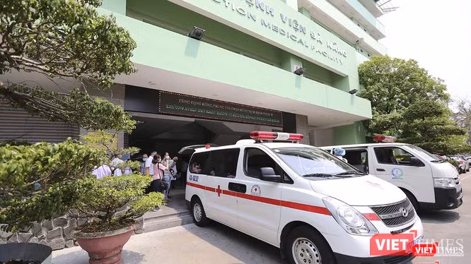 Xe đưa ca bệnh 22 xuất viện cùng 2 bệnh nhân khác hôm 27/3 tại Đà Nẵng (Ảnh: Hồ Xuân Mai) 