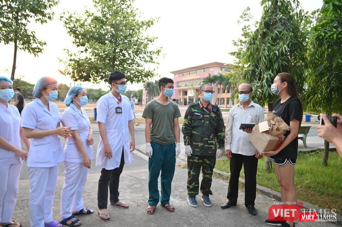 Võ Hoàng Yến đại diện trao tặng 61 triệu đồng cho cán bộ Khu cách ly