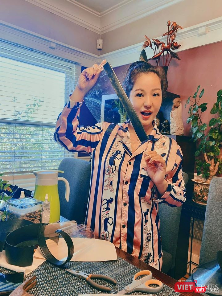 Các công đoạn tự làm nón bảo hiểm phòng chống COVID-19 (Ảnh: NVCC)