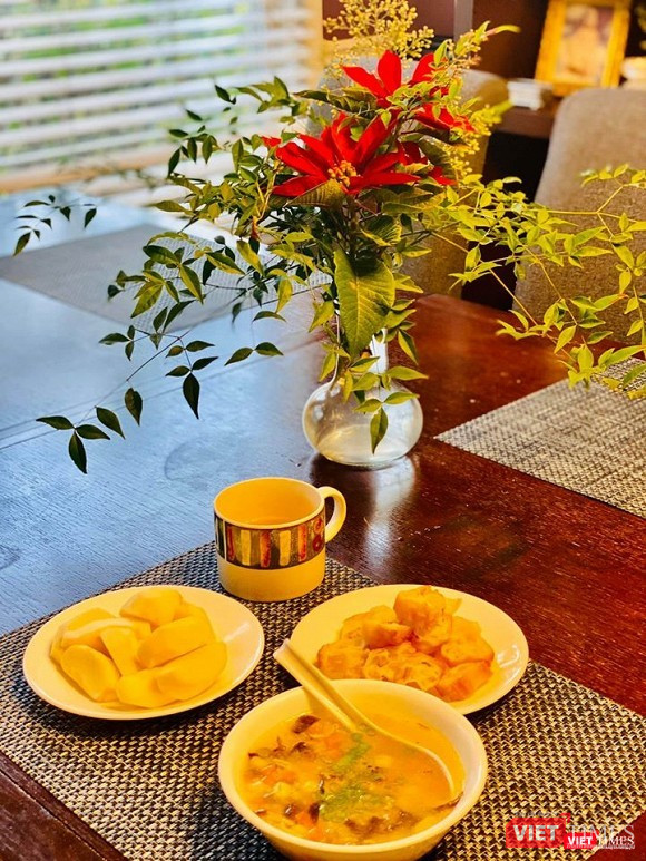 Nữ nghệ sĩ chia sẻ rất thích cắm hoa, nấu ăn, vừa uống trà chanh, gừng, mật ong, vừa dọn dẹp nhà cửa