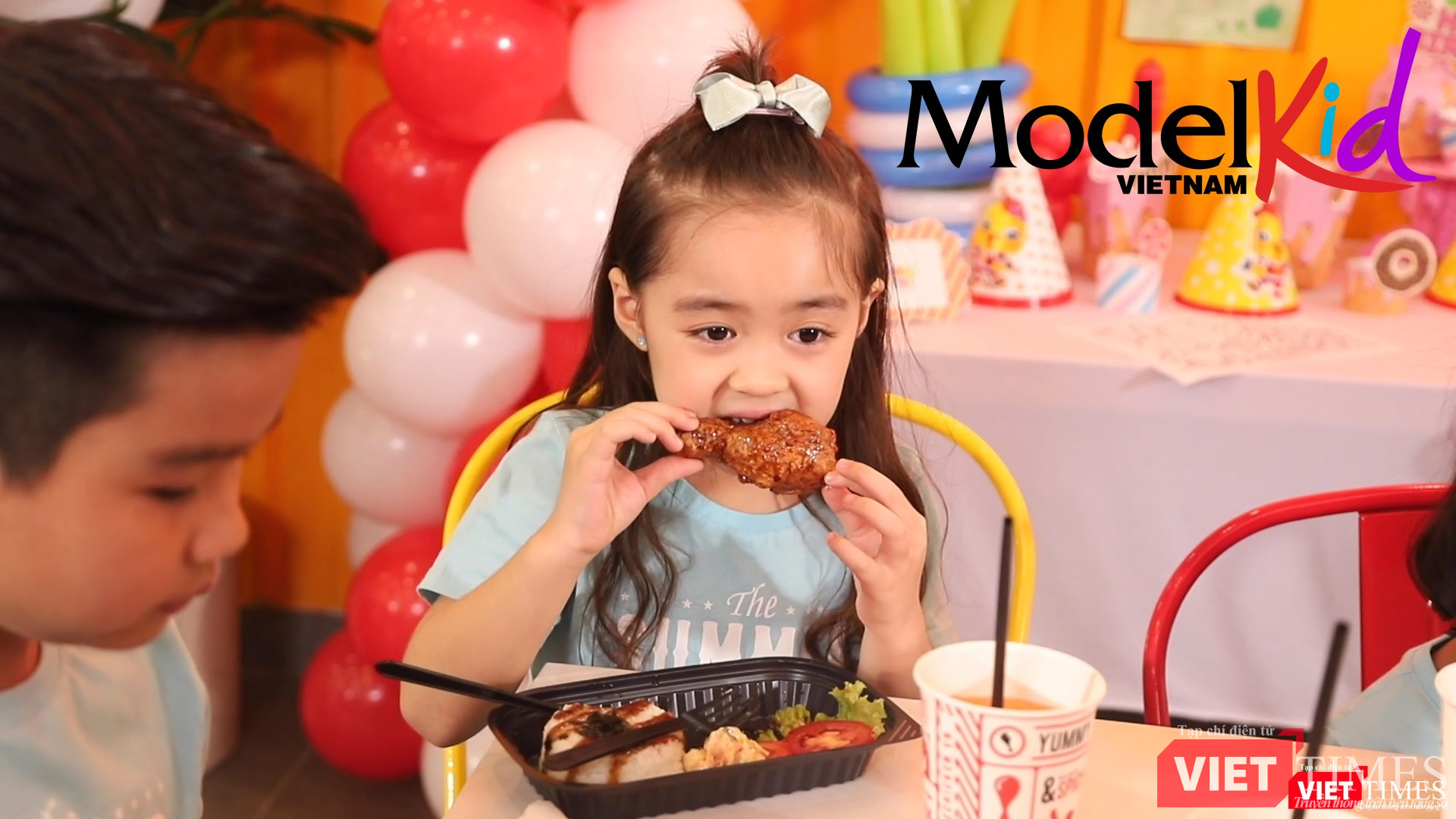 Các bé say sưa thưởng thức món gà 