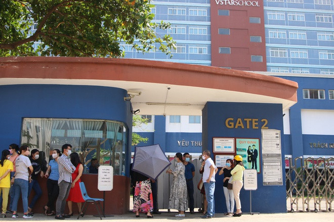 Nhóm phụ huynh trường quốc tế Sao Việt phản đối học phí chiều 28/4 (Ảnh Nguyễn Thuận) Nhóm phụ huynh trường quốc tế Sao Việt phản đối học phí chiều 28/4 (Ảnh Nguyễn Thuận)