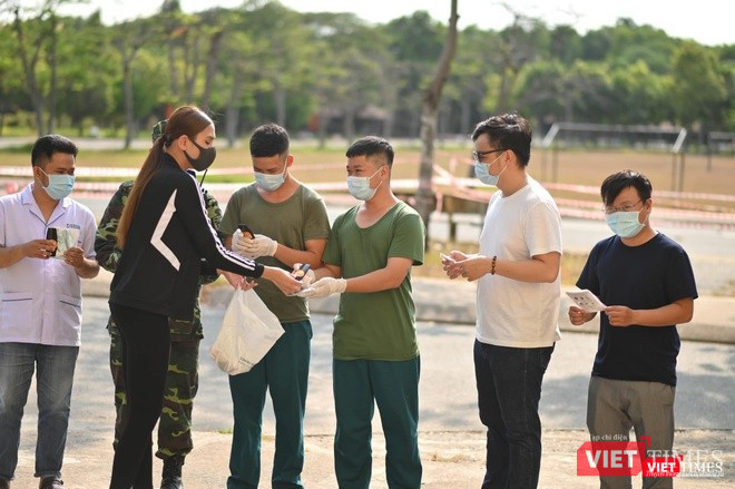 Siêu mẫu tặng 1.000 khẩu trang và 10 lít nước rửa tay