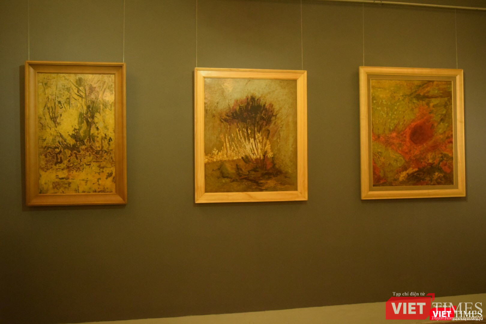 Toàn bộ tác phẩm trưng bày tại triển lãm lần này, họa sĩ không đề tên dưới mỗi bức vẽ vì muốn công chúng hoàn toàn tập trung vào thưởng thức tranh