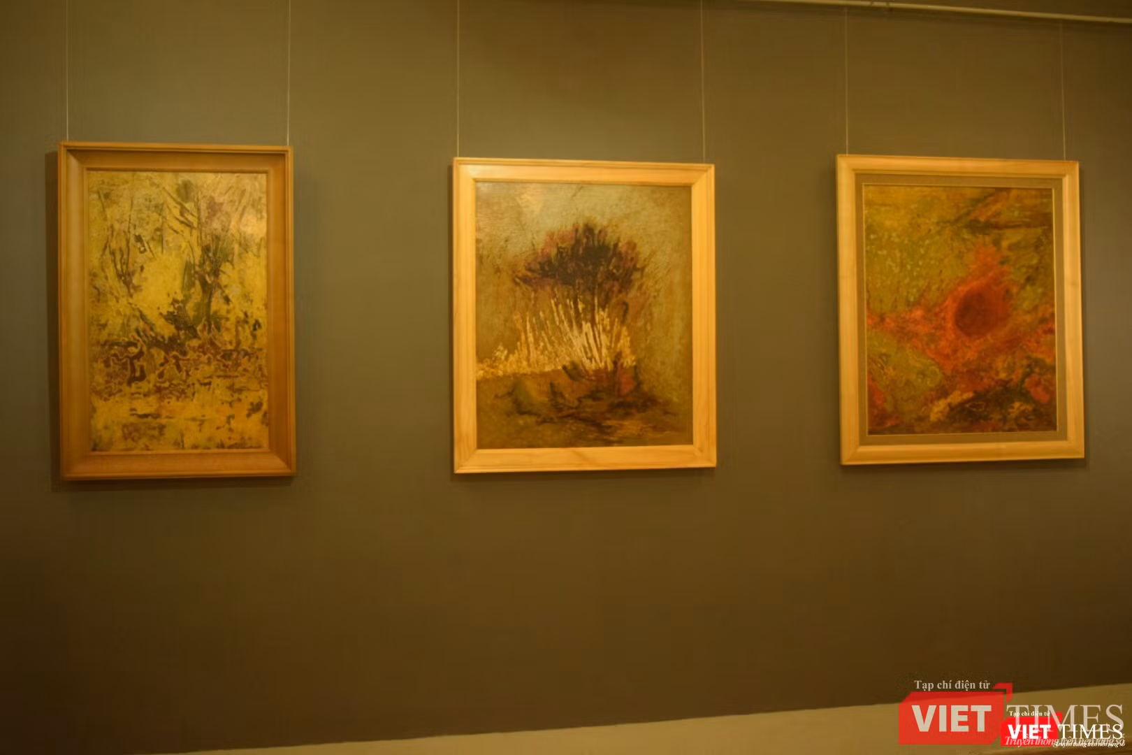 Toàn bộ tác phẩm trưng bày tại triển lãm lần này, họa sĩ không đề tên dưới mỗi bức vẽ vì muốn công chúng hoàn toàn tập trung vào thưởng thức tranh