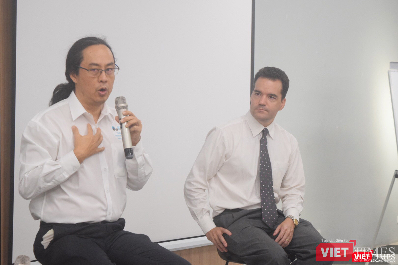 Ông Huỳnh Chuyên - sáng lập và là giám đốc điều hành công ty phần mềm Jazz ITup và ông Colin Blackwell - sáng lập và là người sở hữu công ty Enablecode Ông Huỳnh Chuyên - sáng lập và là giám đốc điều hành công ty phần mềm Jazz ITup và ông Colin Blackwell - sáng lập và là người sở hữu công ty Enablecode