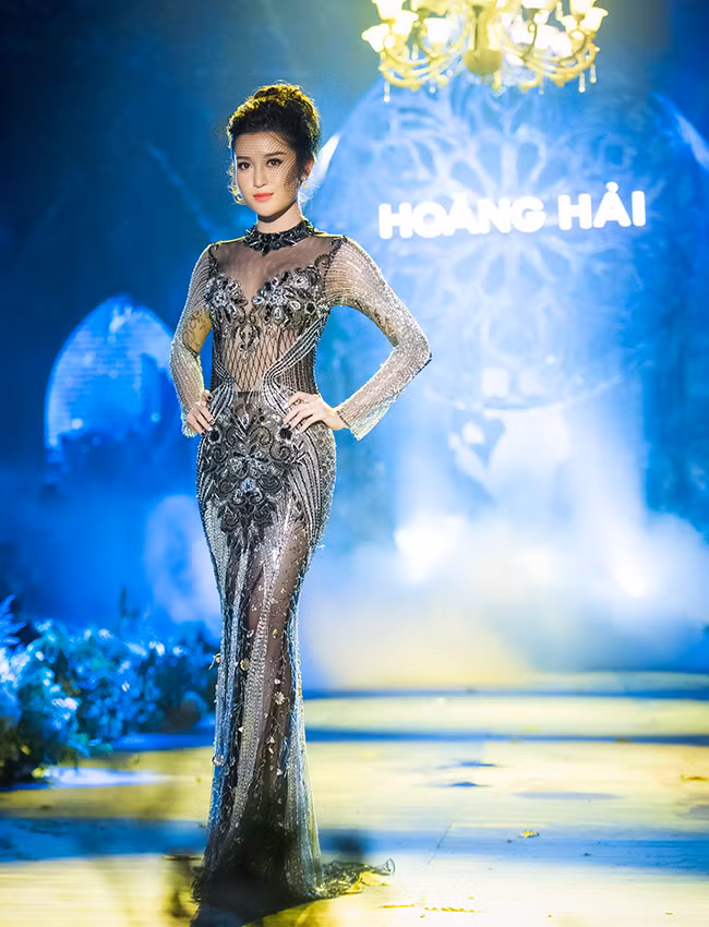 Cận cảnh bộ trang phục của NTK Hoàng Hải được đấu giá 6.500 USD và sau đó là nguyên nhân khiến Huyền My bị 