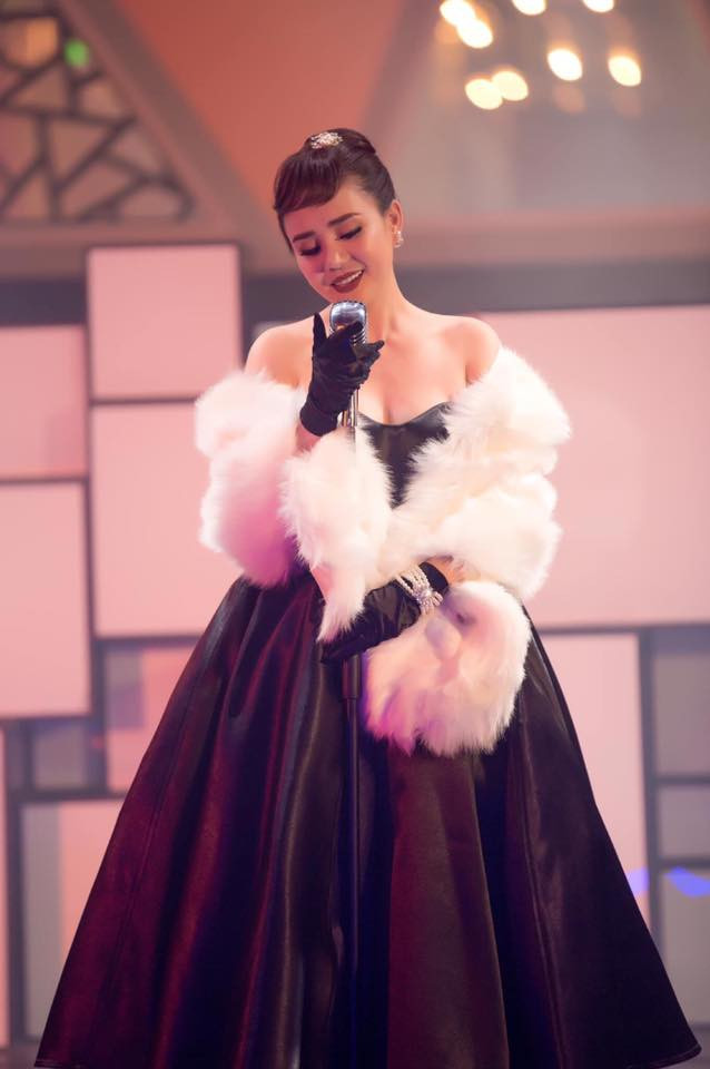 Vy Oanh cho rằng trong lúc cô đang có hợp đồng độc quyền "Để cho em khóc" thì Minh Tuyết đã vi phạm luật bản quyền, hát bài này ở nhiều nơi và quay cả clip tung lên mạng xã hội Vy Oanh cho rằng trong lúc cô đang có hợp đồng độc quyền