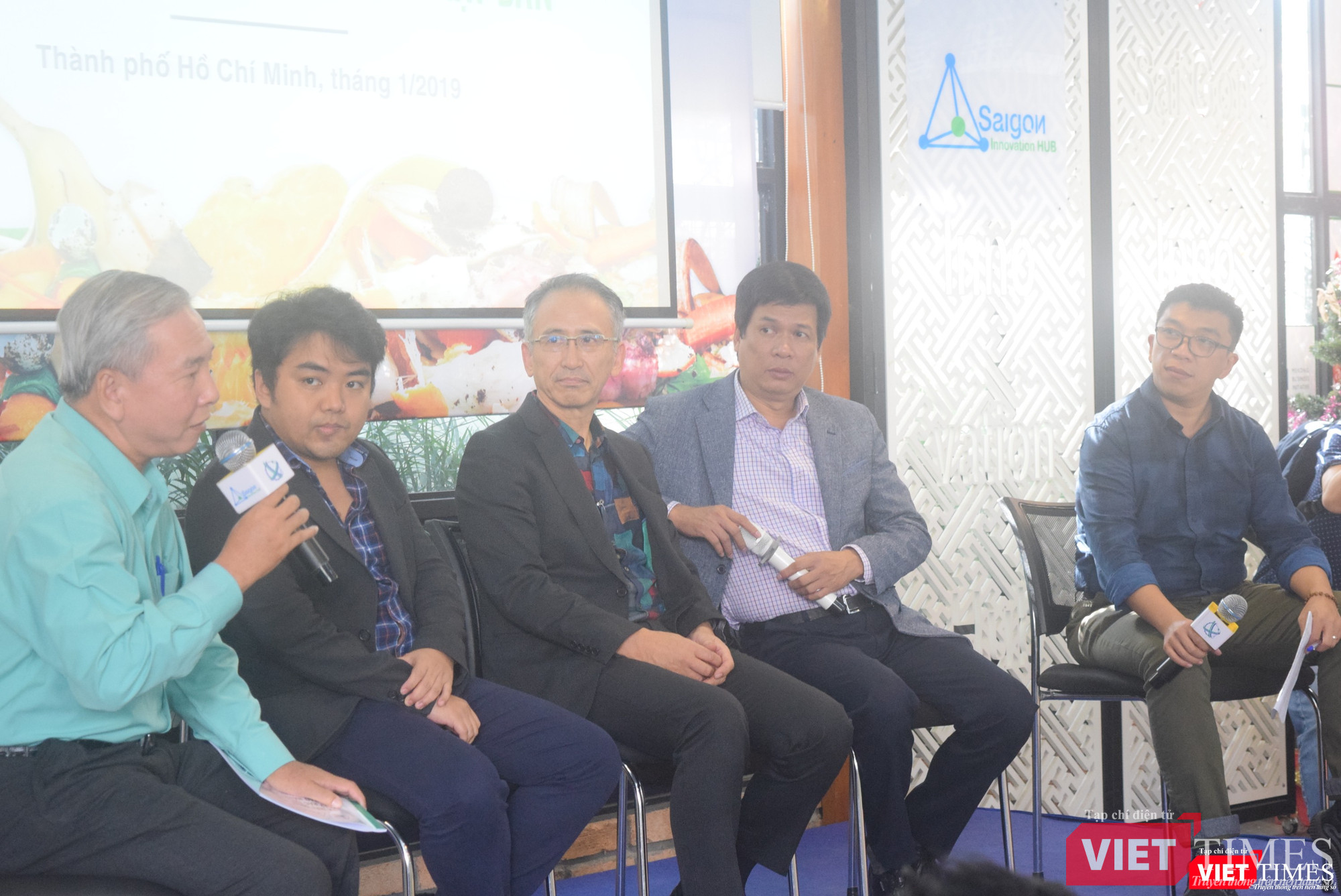 Ông Ngô Trung Kiên, Giám đốc công ty Cổ phần Công trình đô thị Bến Tre (Áo xanh) đang phát biểu những băn khoăn lo ngại