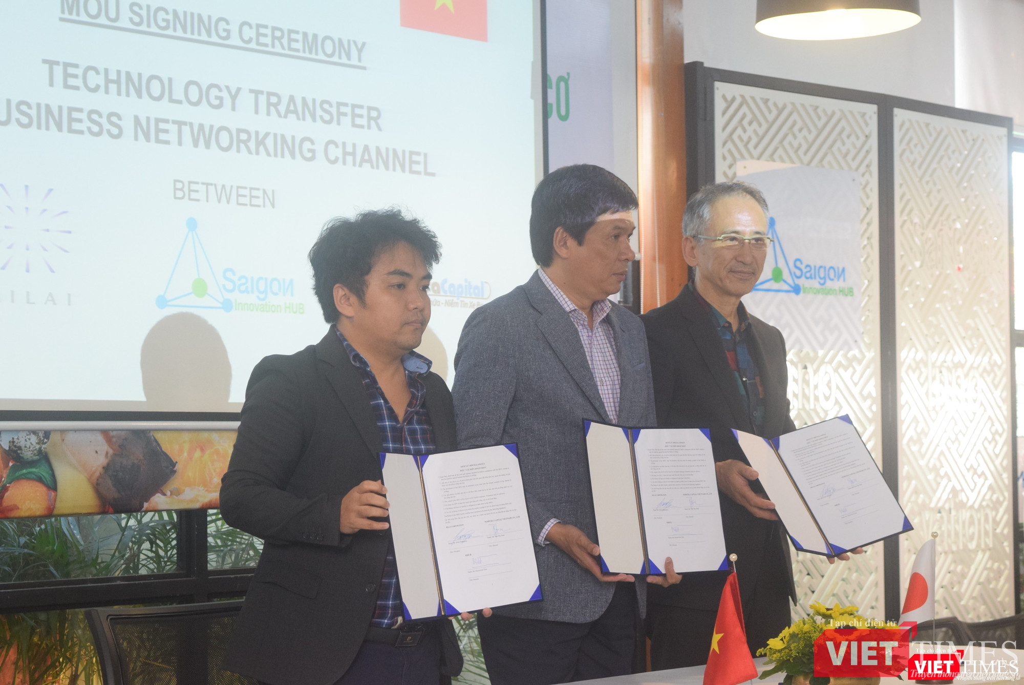 Ông Huỳnh Kim Tước (đứng giữa) trong phần ký kết chuyển giao công nghệ 6R