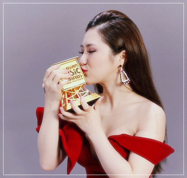 "Tiểu diva" Hương Tràm vừa xinh đẹp vừa thành công trên sân khấu ca nhạc