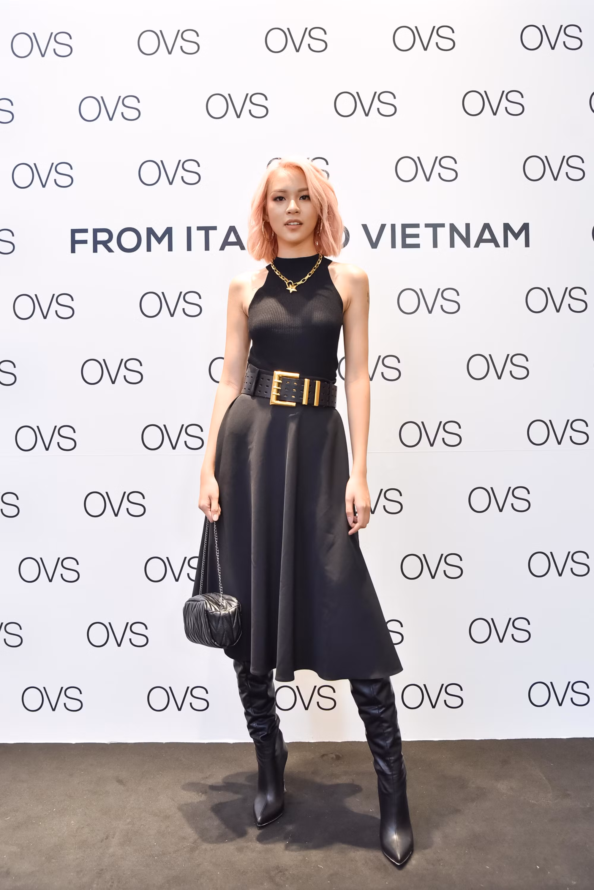 Mặc nguyên cây đen, Phí Phương Anh vẫn gây ấn tượng, tạo điểm nhấn với mái tóc hồng nổi bật