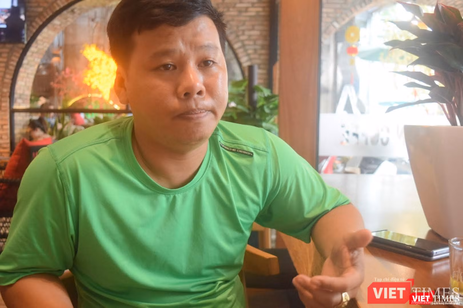 Đoan áo xanh cho biết dù vất vả nhưng anh chọn nghề gắn bó với con người 