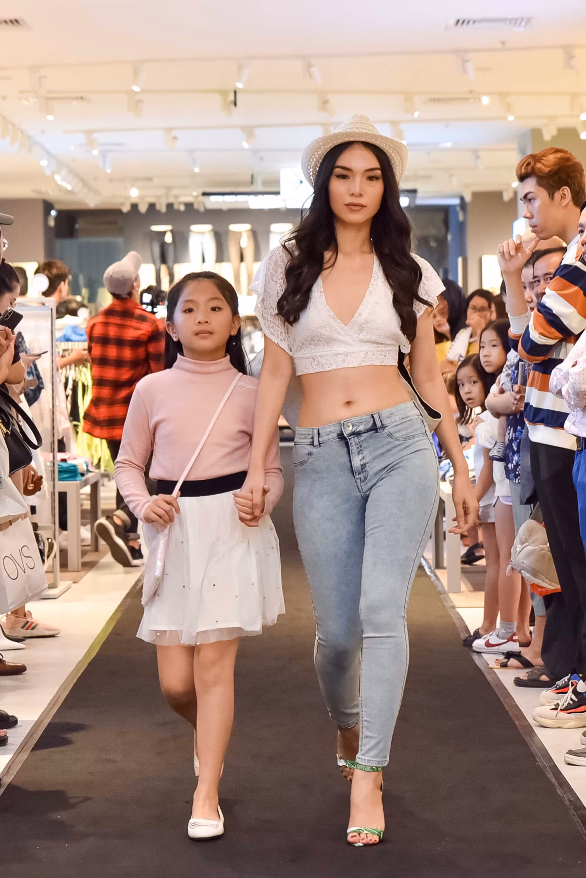 Fashion show ngay trong cửa hàng OVS