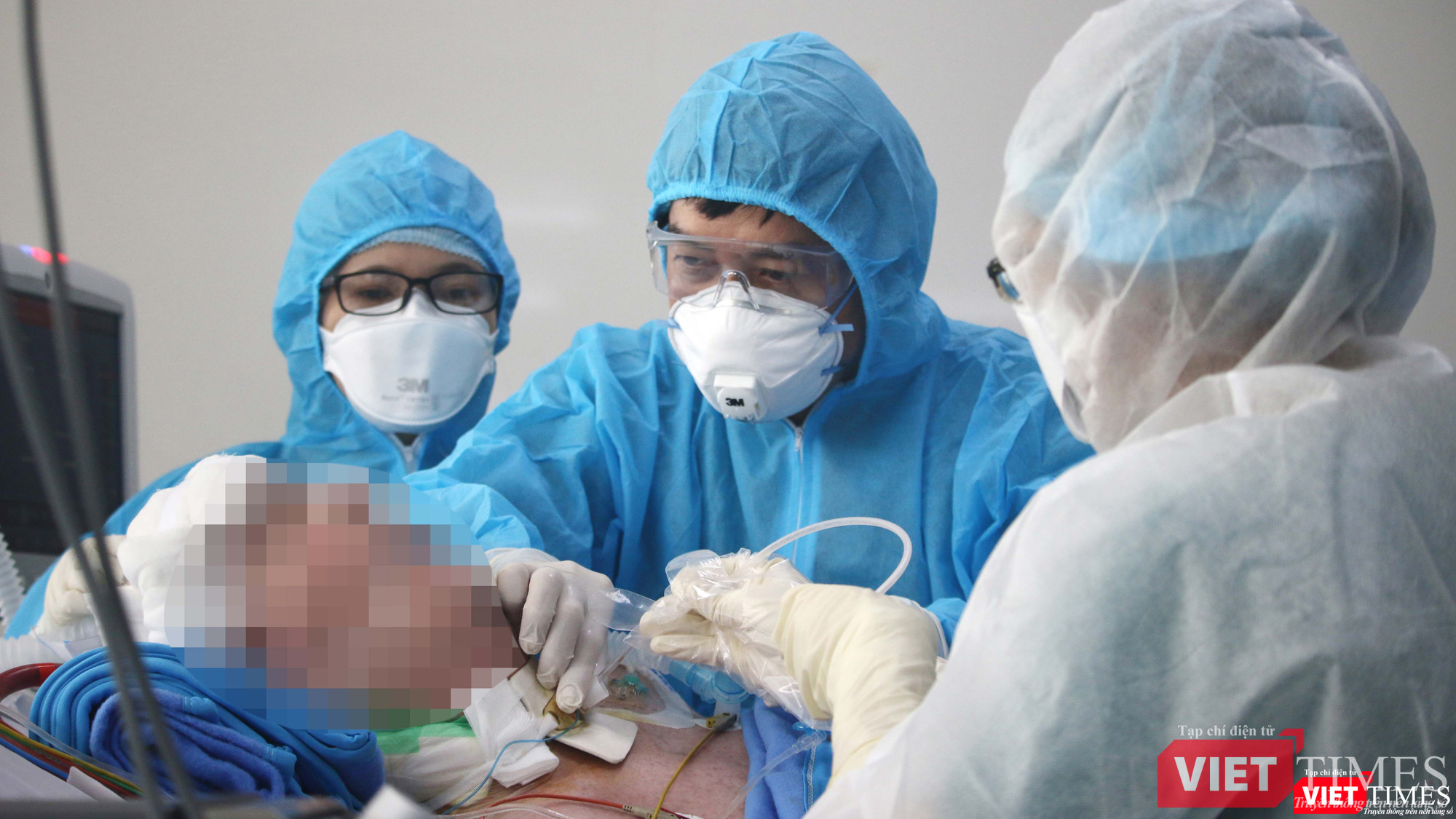 BS Trần Thanh Linh khám cho bệnh nhân 91 (Ảnh: BVCR)