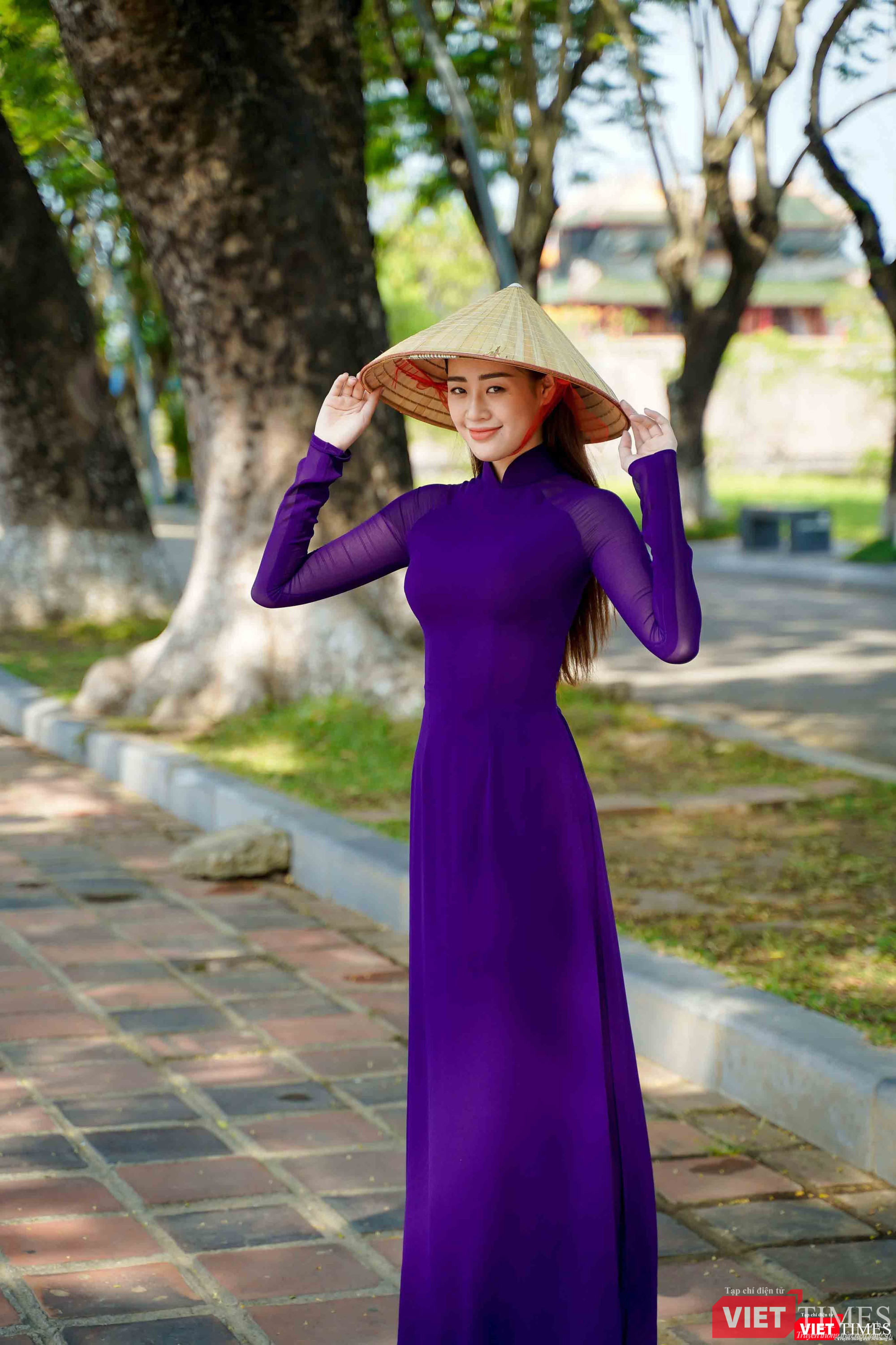 Mọi lần, cô thường mặc áo dài trắng còn lần này là áo dài tím truyền thống của cố đô Huế
