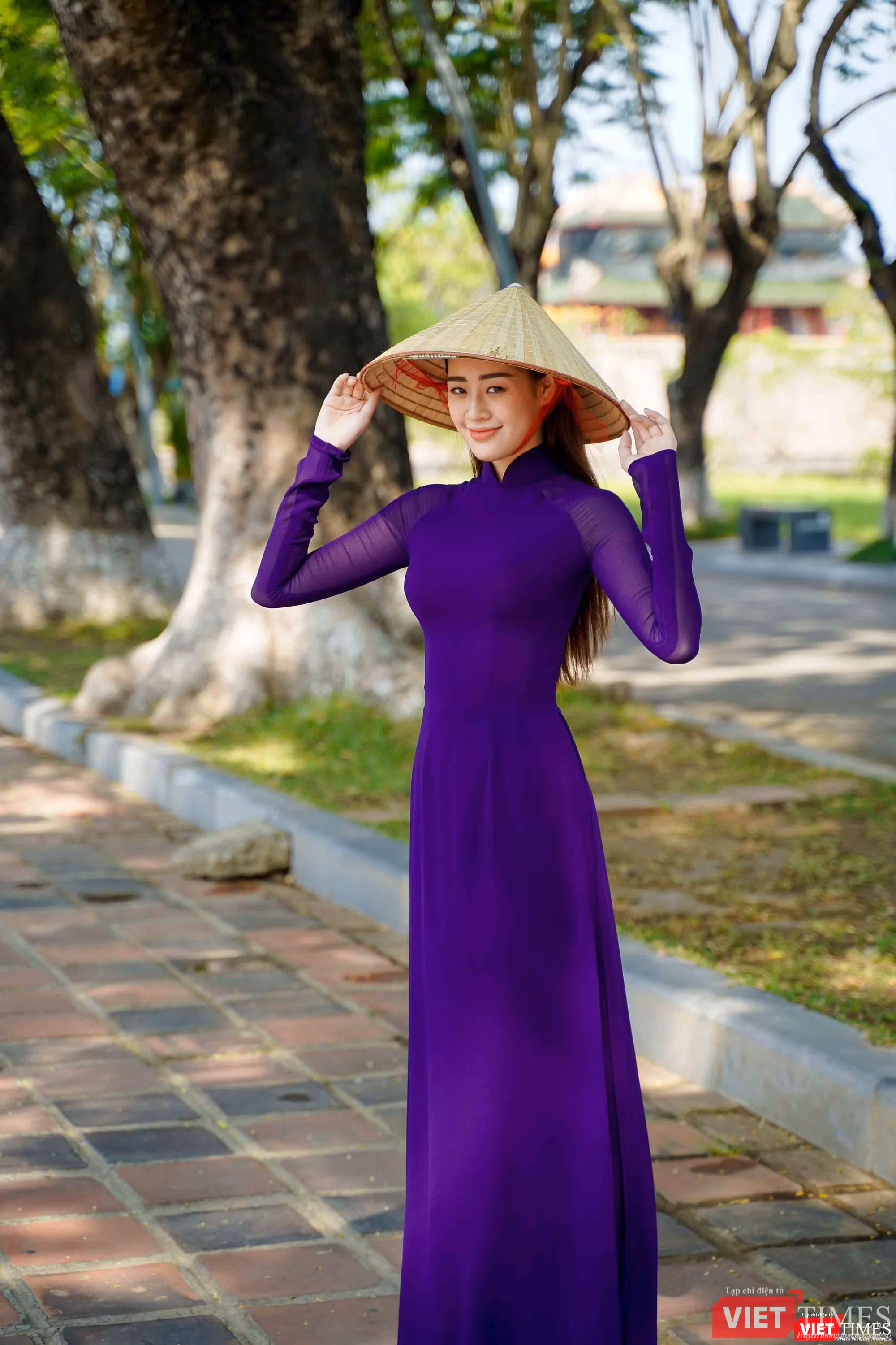 Mọi lần, cô thường mặc áo dài trắng còn lần này là áo dài tím truyền thống của cố đô Huế